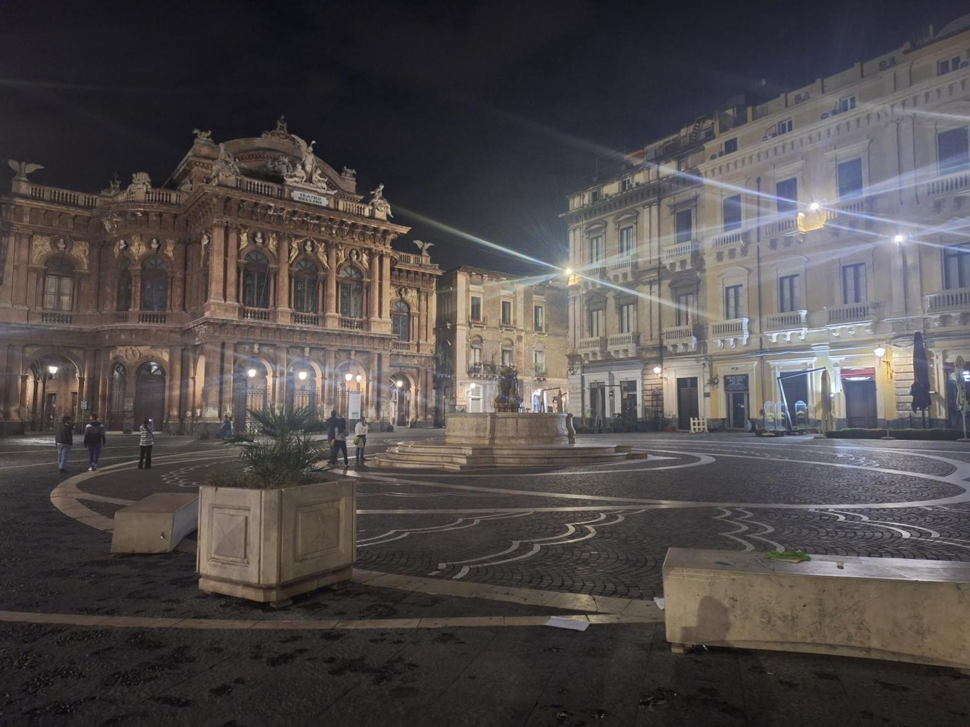 Casa Vacanze Al Teatro Catania Bagian luar foto